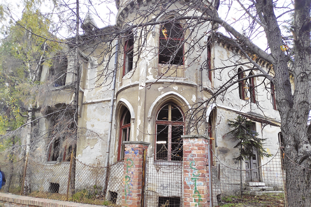 Чудо модерне градње из 19. века руинирано и опустошено: Тужна судбина реликвије културе у Зрењанину  
